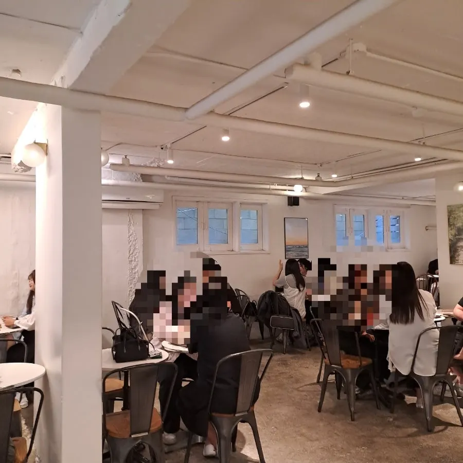 Fully packed 3rd floor of Bakerist Brown at weekend lunch