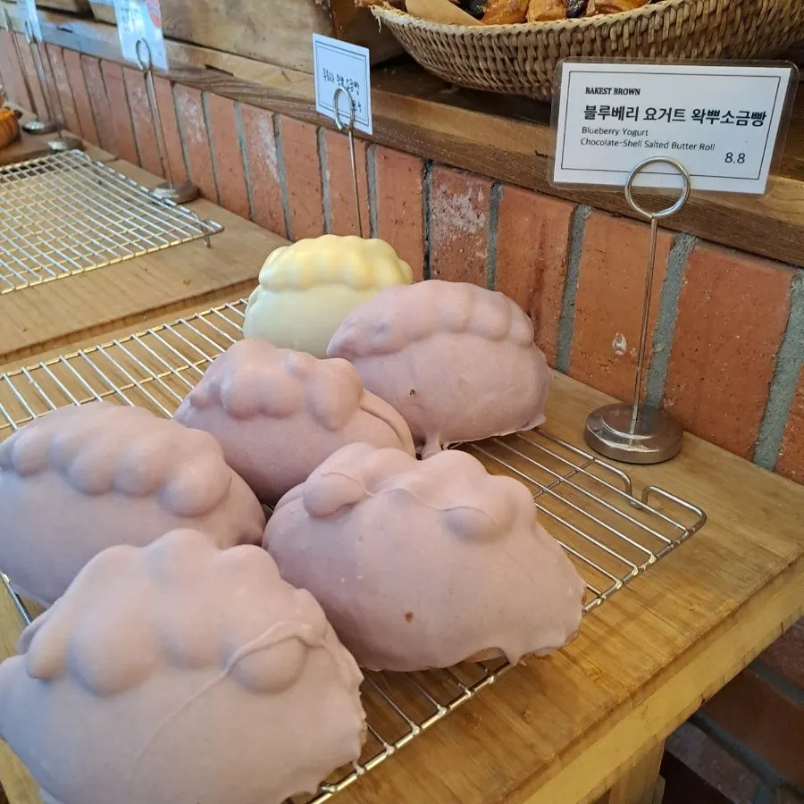 Bakery counter with wakppu salt bread