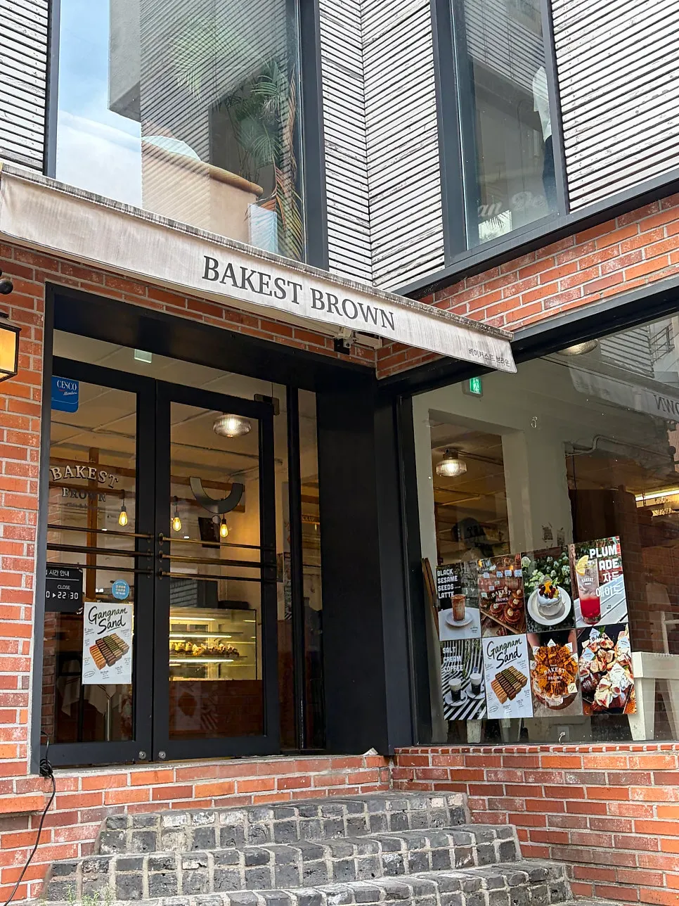 Entrance to the large bakery café near Sinnonhyeon Station