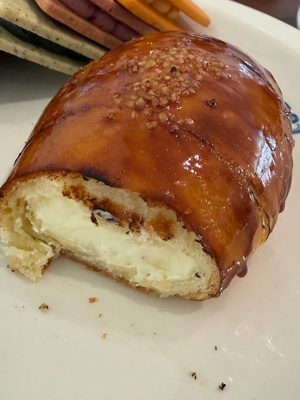 Sugar-coated cream brûlée salt bread