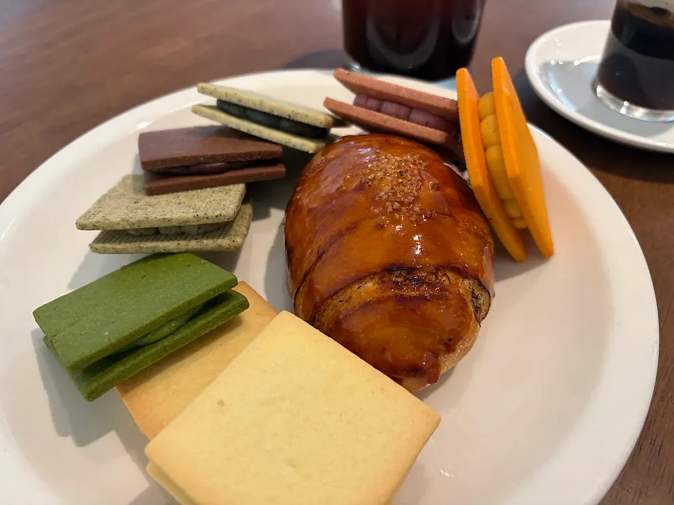 Eight flavors of Gangnam Sand, including matcha, yellow cheese, and chocolate