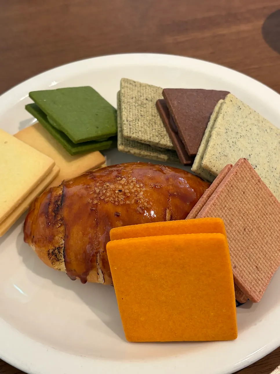 Cross-section of Gangnam Sand showing the generous cream filling