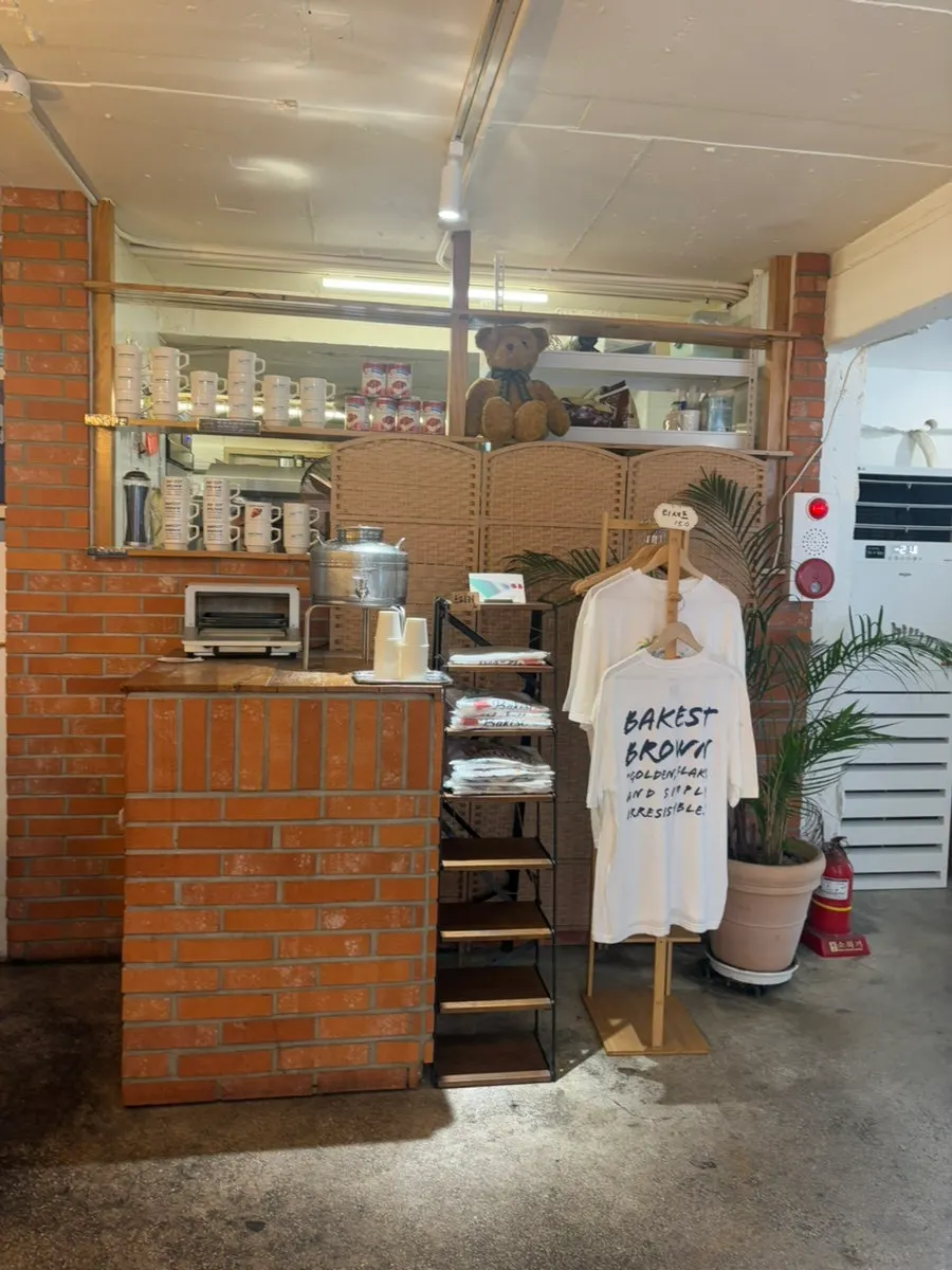 View of the Bakerist Brown entrance near Sinnonhyeon Station
