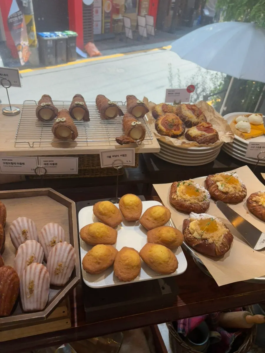 1st-floor order counter with freshly baked bread