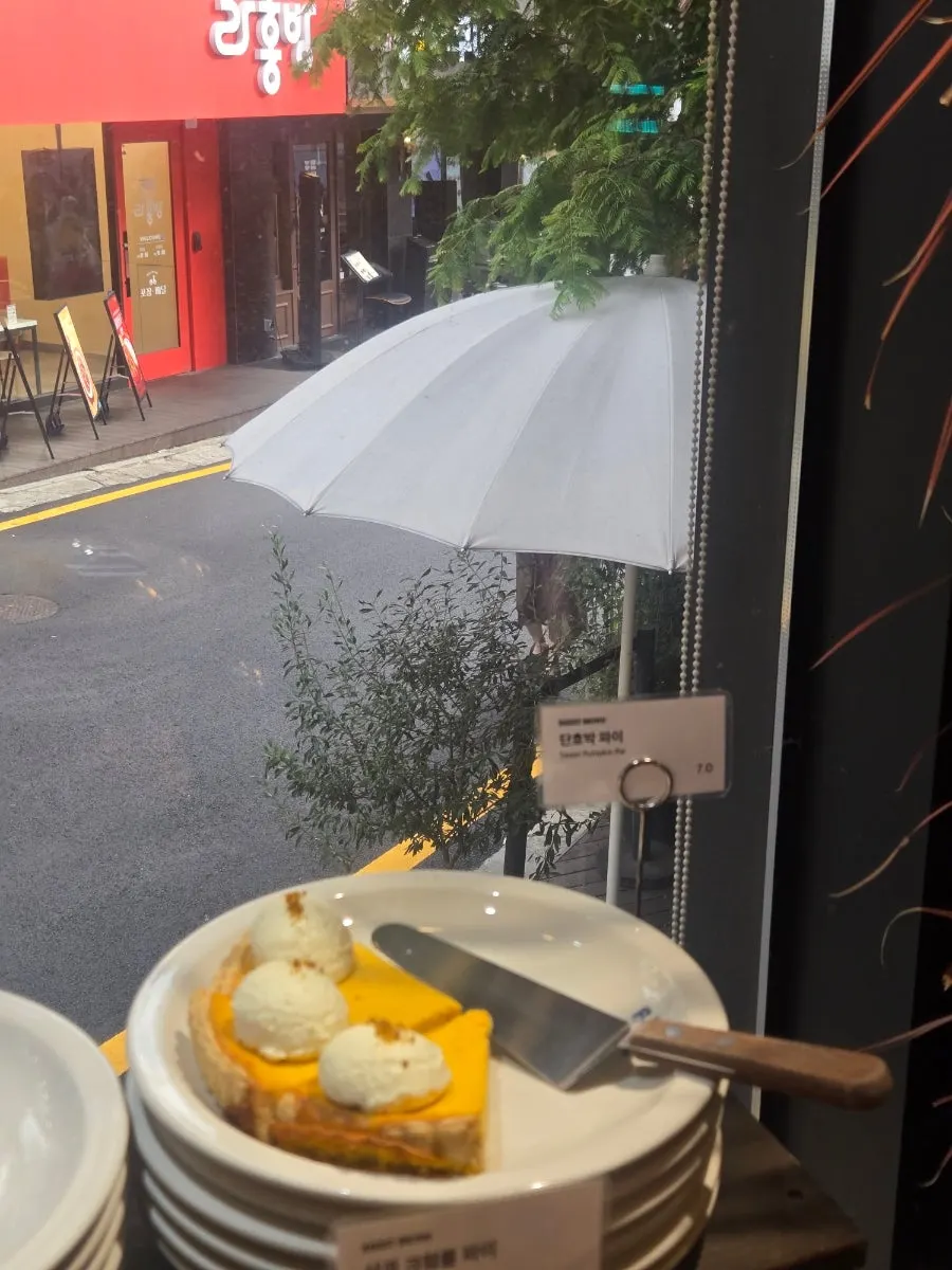 단호박파이가 담긴 디저트 진열대
