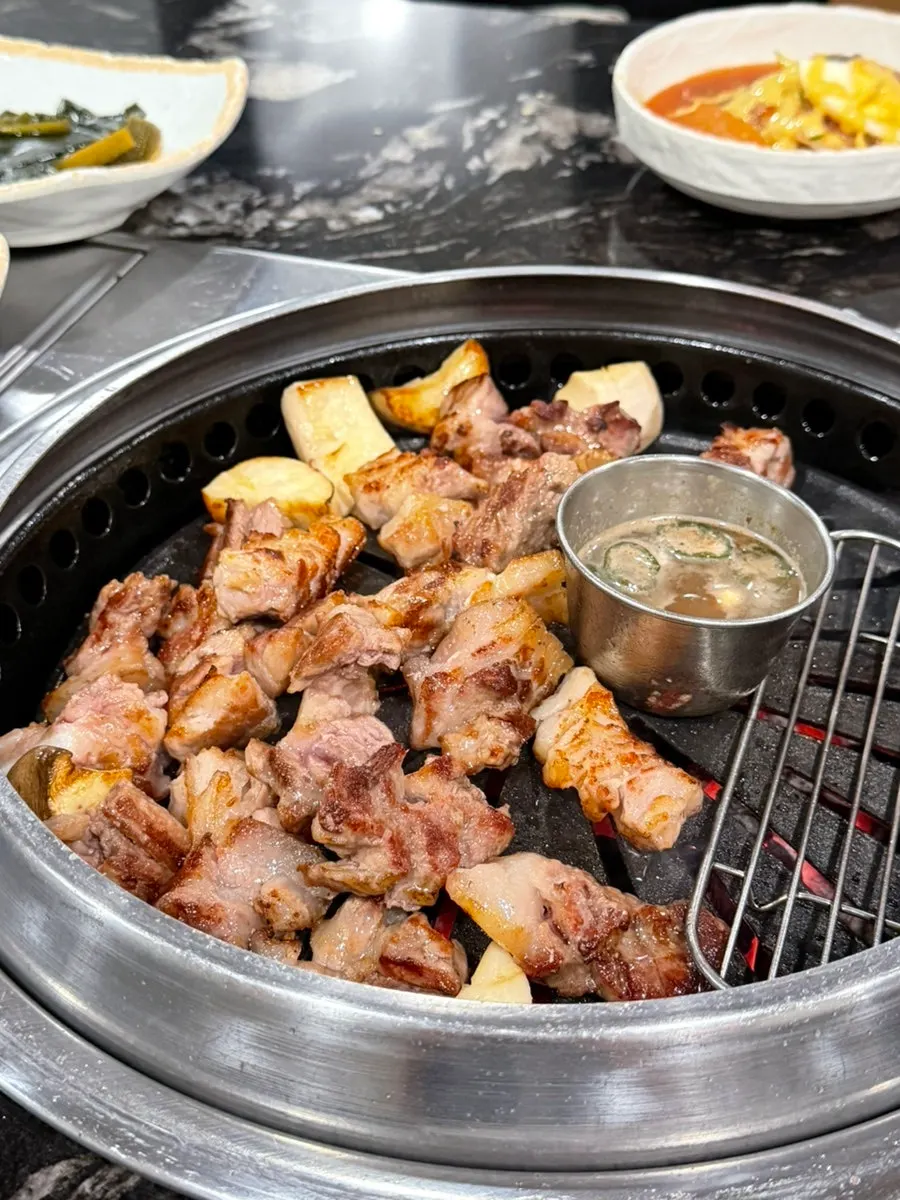 更巴輪精肉食堂新論峴本店烤肉桌