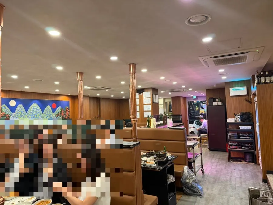可供團體聚餐的店內全景