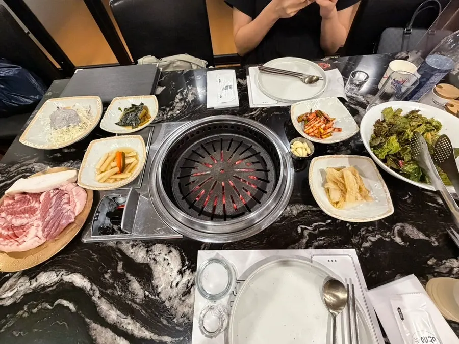 沙拉、明胎菜、蔥泡菜、水泡菜等基本小菜