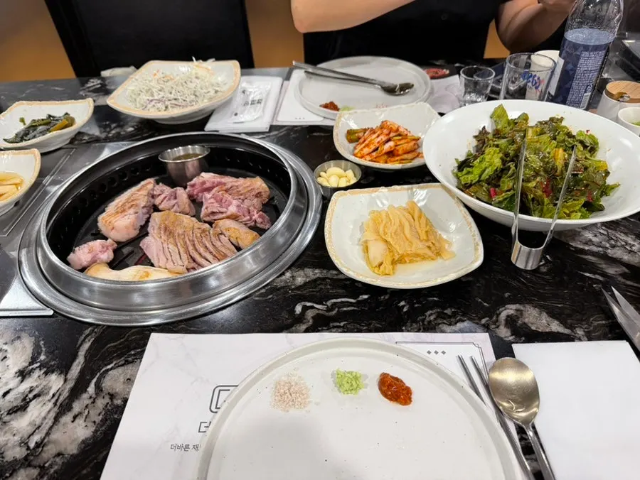 烤盤旁擺著鹽和芥末沾醬的桌面