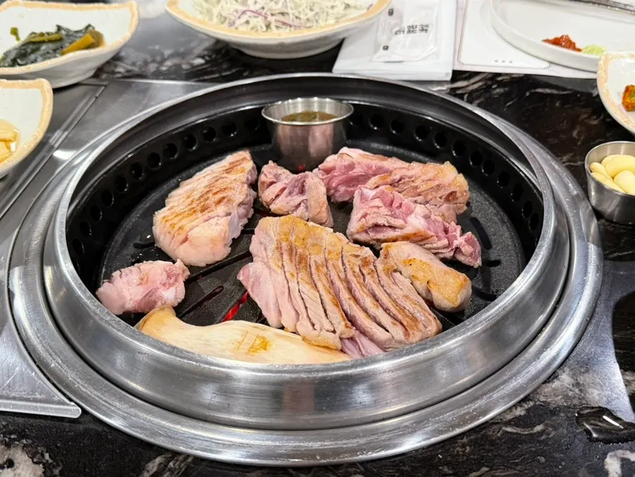 在烤盤上逐漸烤熟的近肉