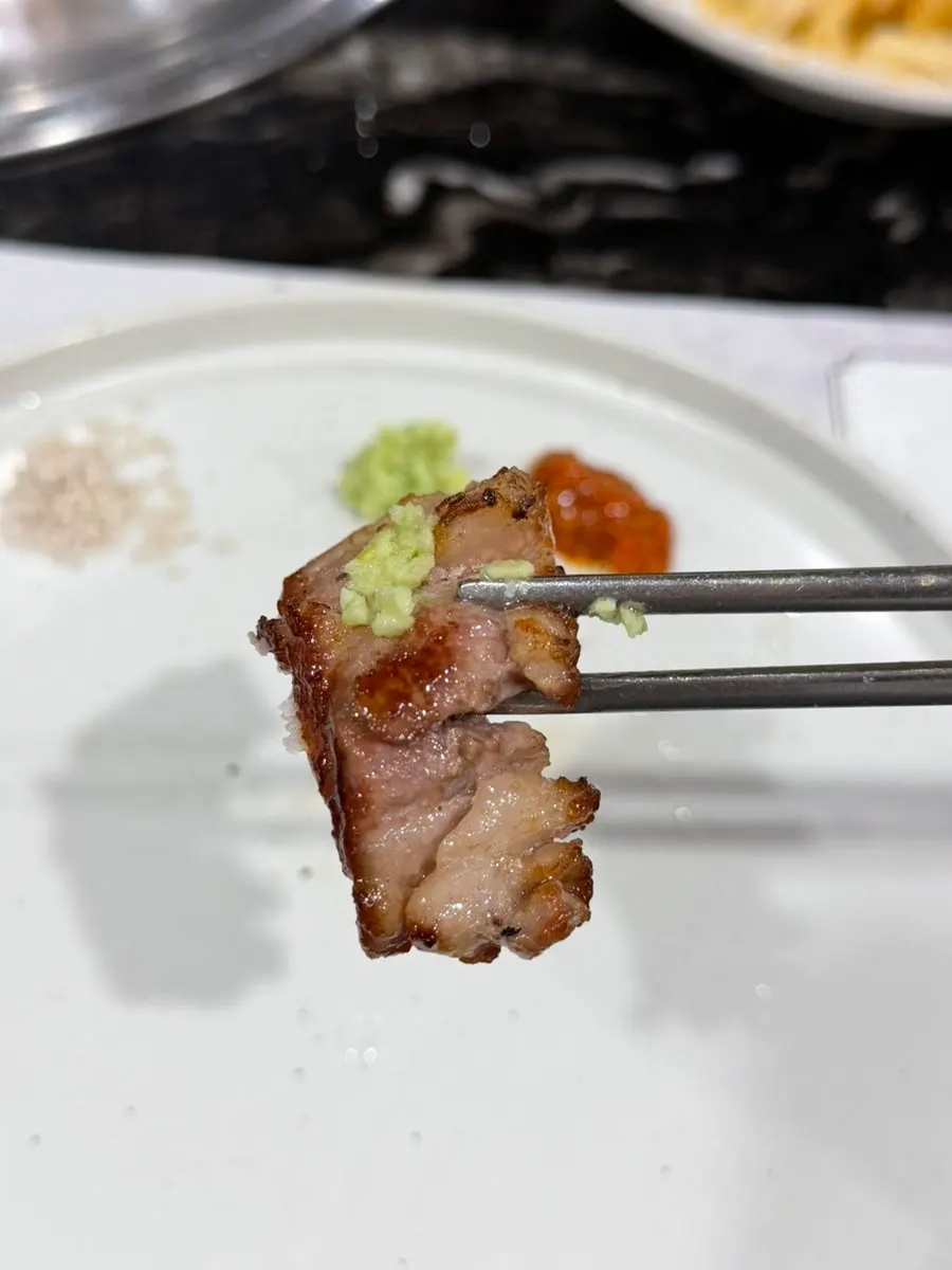 沾鹽與芥末的黑豬肉一口