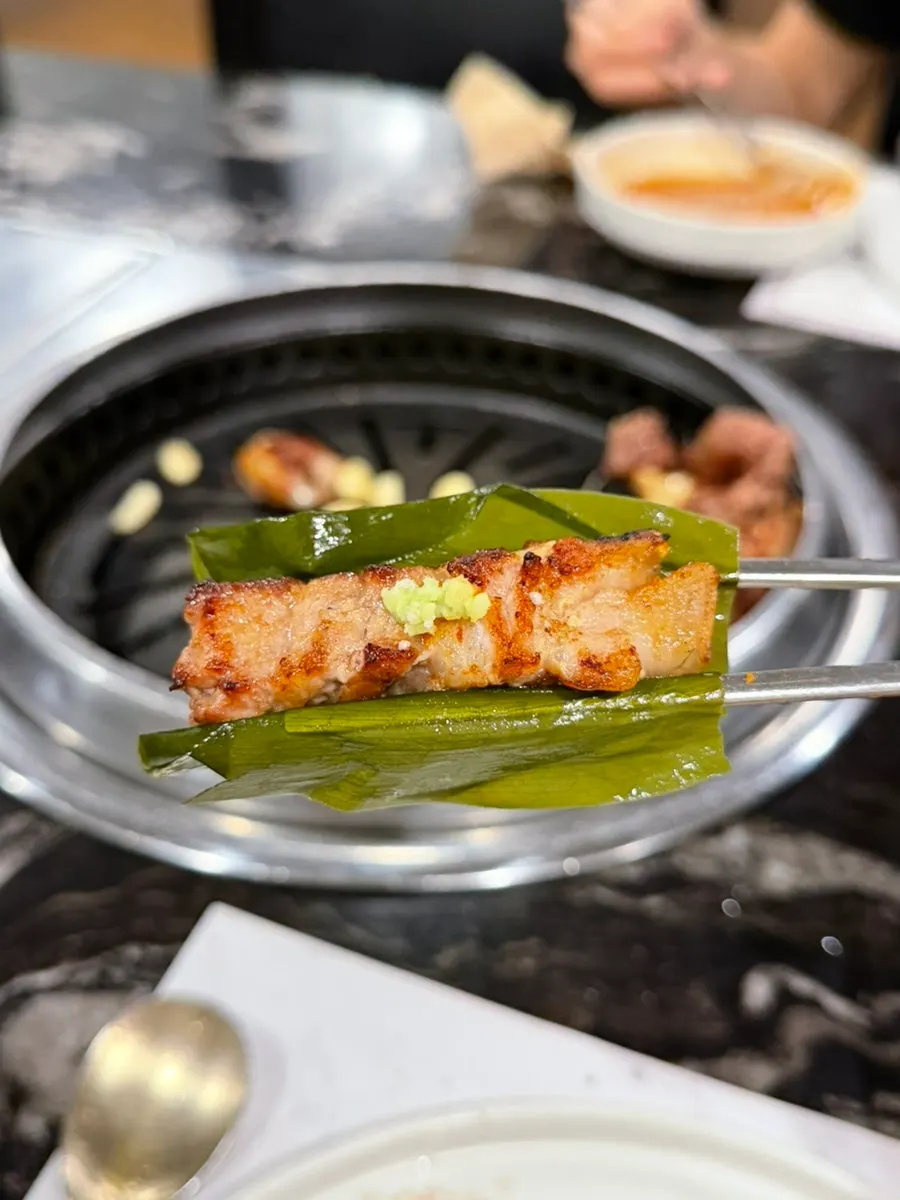 用明胎菜包著吃的肉