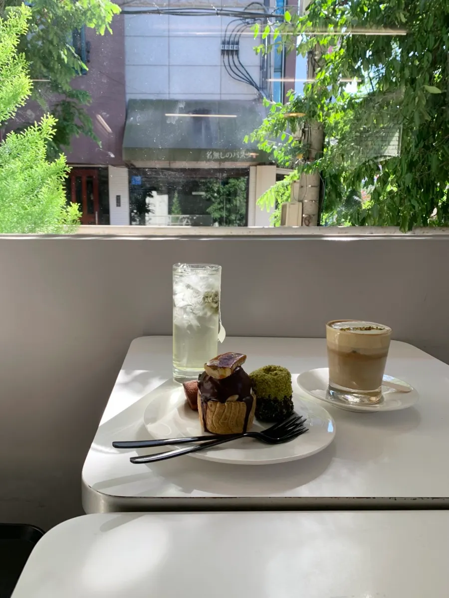 Vertical shot of Upper and Under café near Sinnonhyeon Station