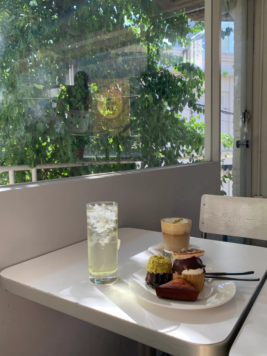 A table with peach oolong tea and desserts
