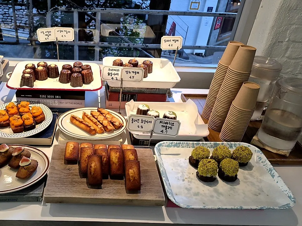 Dessert display showcase