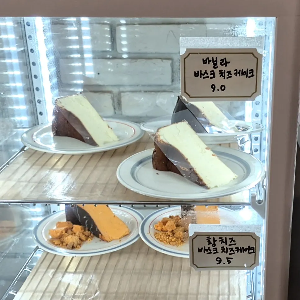 Cake display case