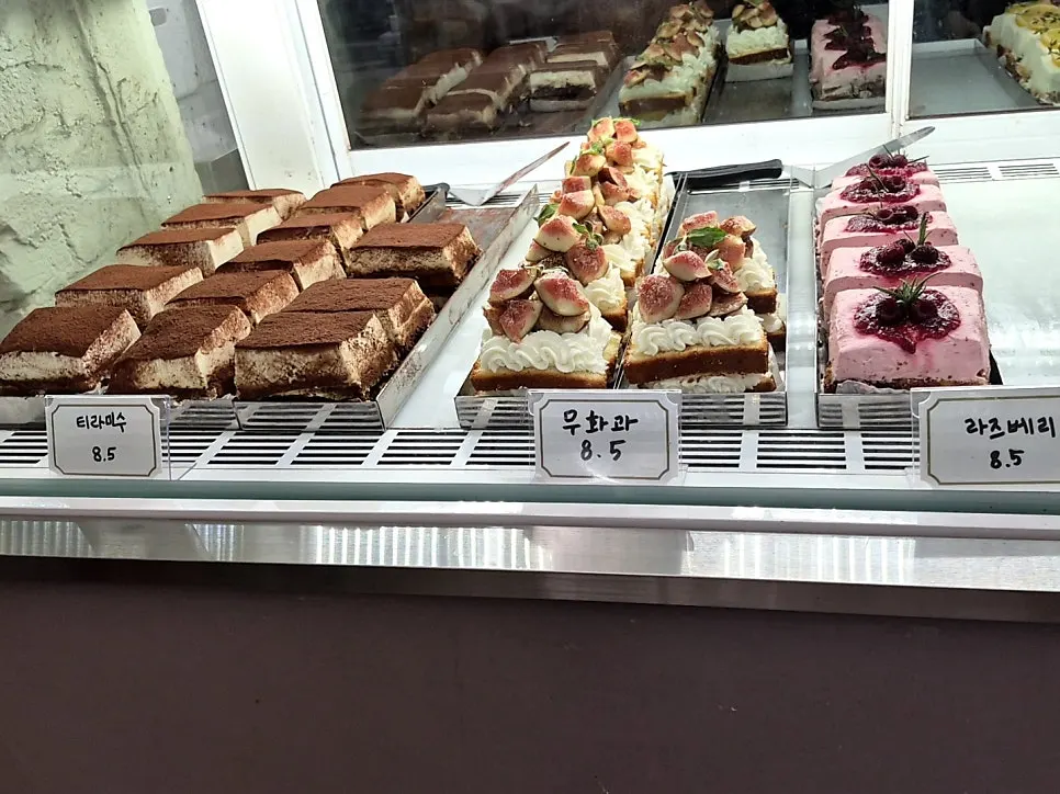 Video still of the ordered drinks and desserts