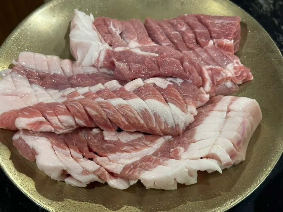 윤기 도는 제주 흑돼지 생고기