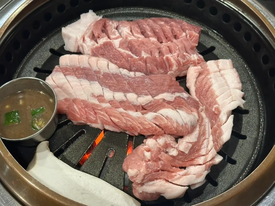 참숯 위에 올려진 흑돼지 근고기