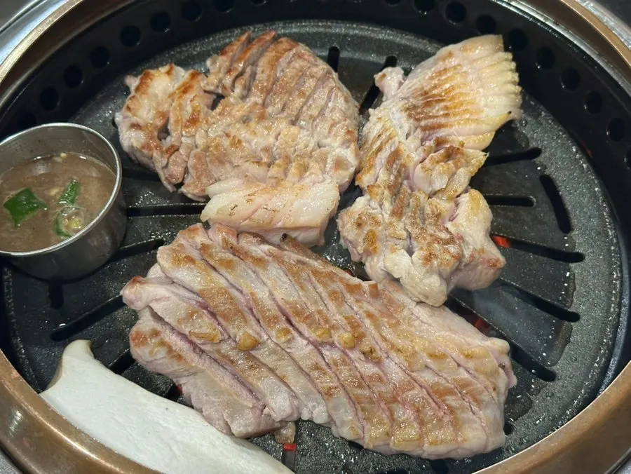 직원이 구워주는 그릴링 서비스 중인 고기