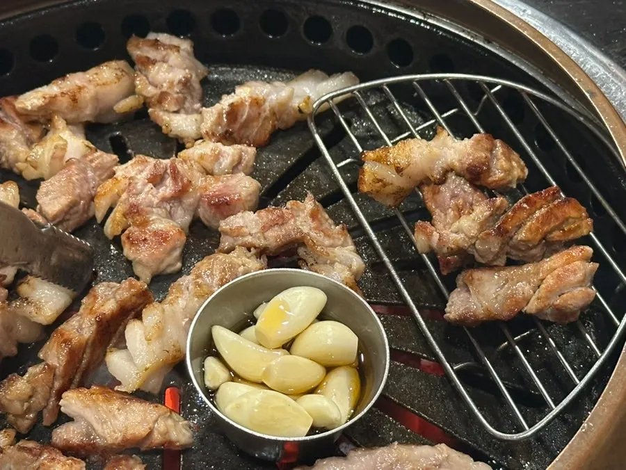 노릇하게 구워진 오겹살 조각