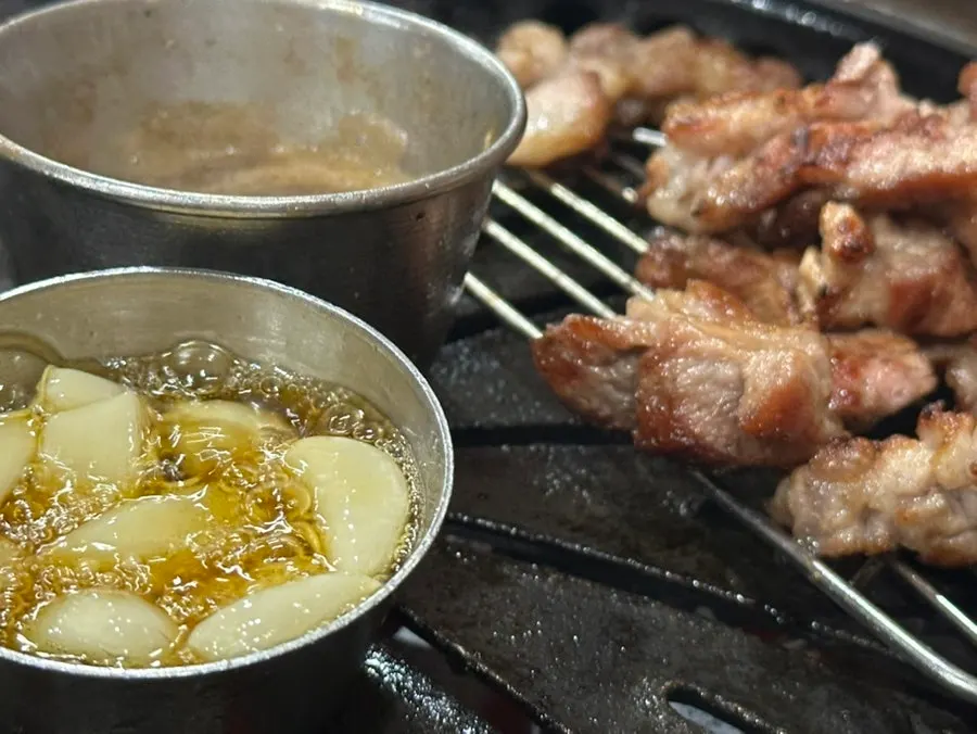 기름장에 함께 구워지는 마늘