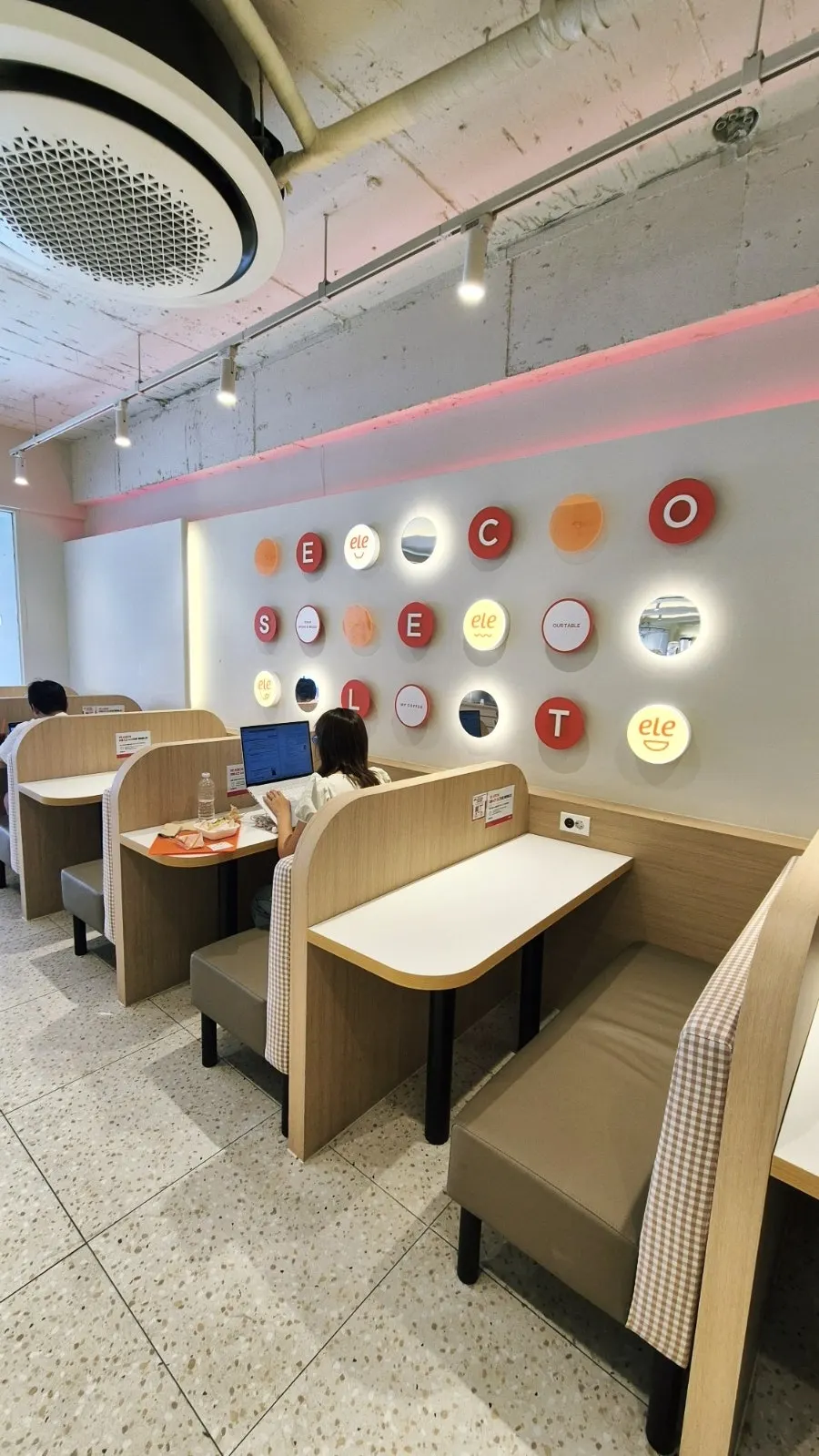 Solo study seats at Selecto Coffee Sinnonhyeon Branch