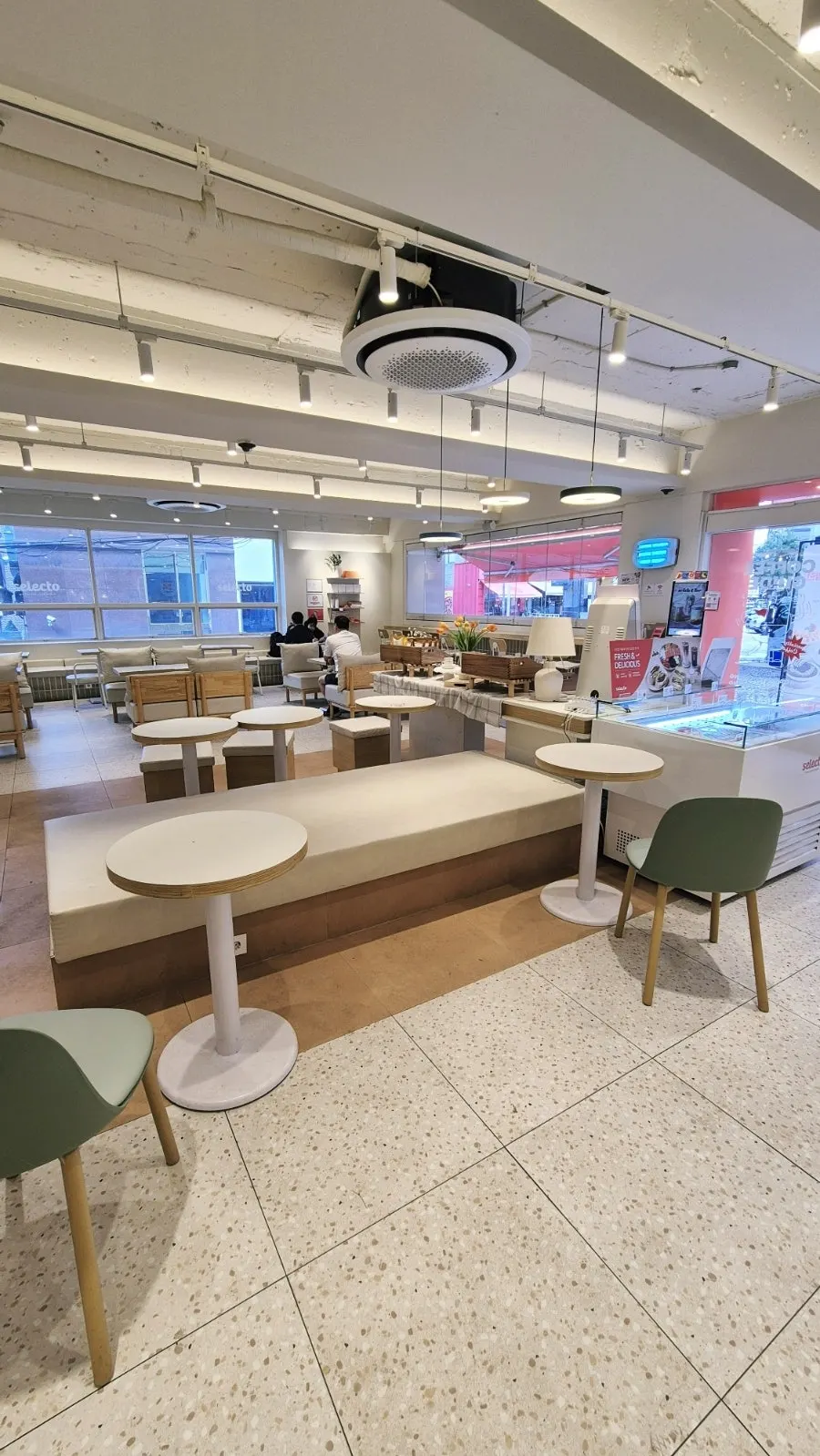 Free tables and window seats at Selecto Coffee Sinnonhyeon Branch