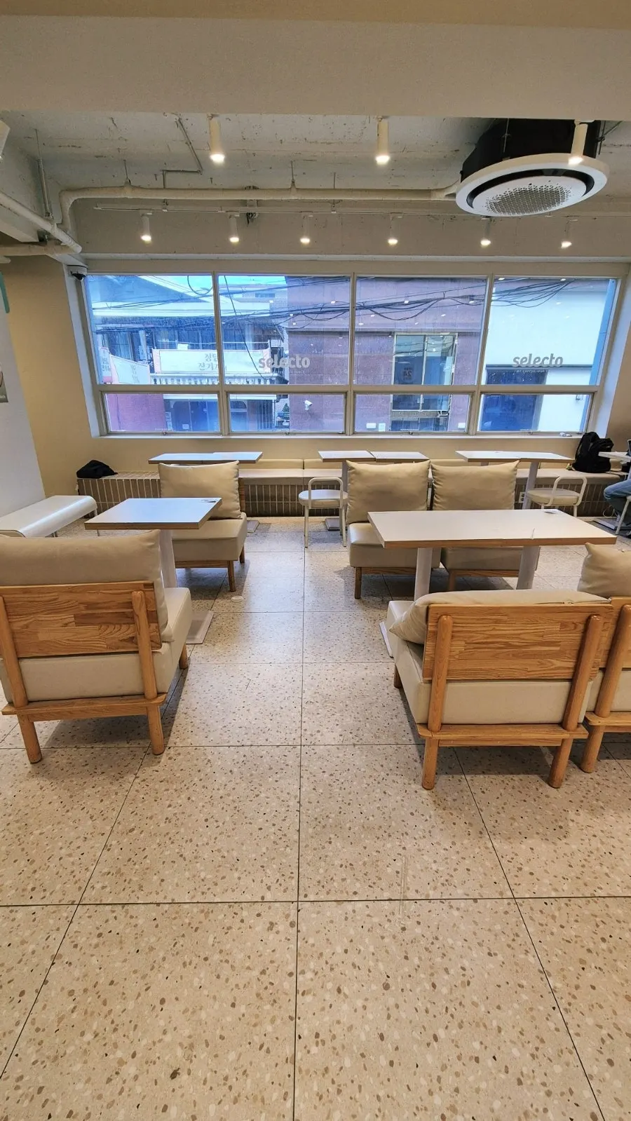 Interior seating at Selecto Coffee Sinnonhyeon Branch