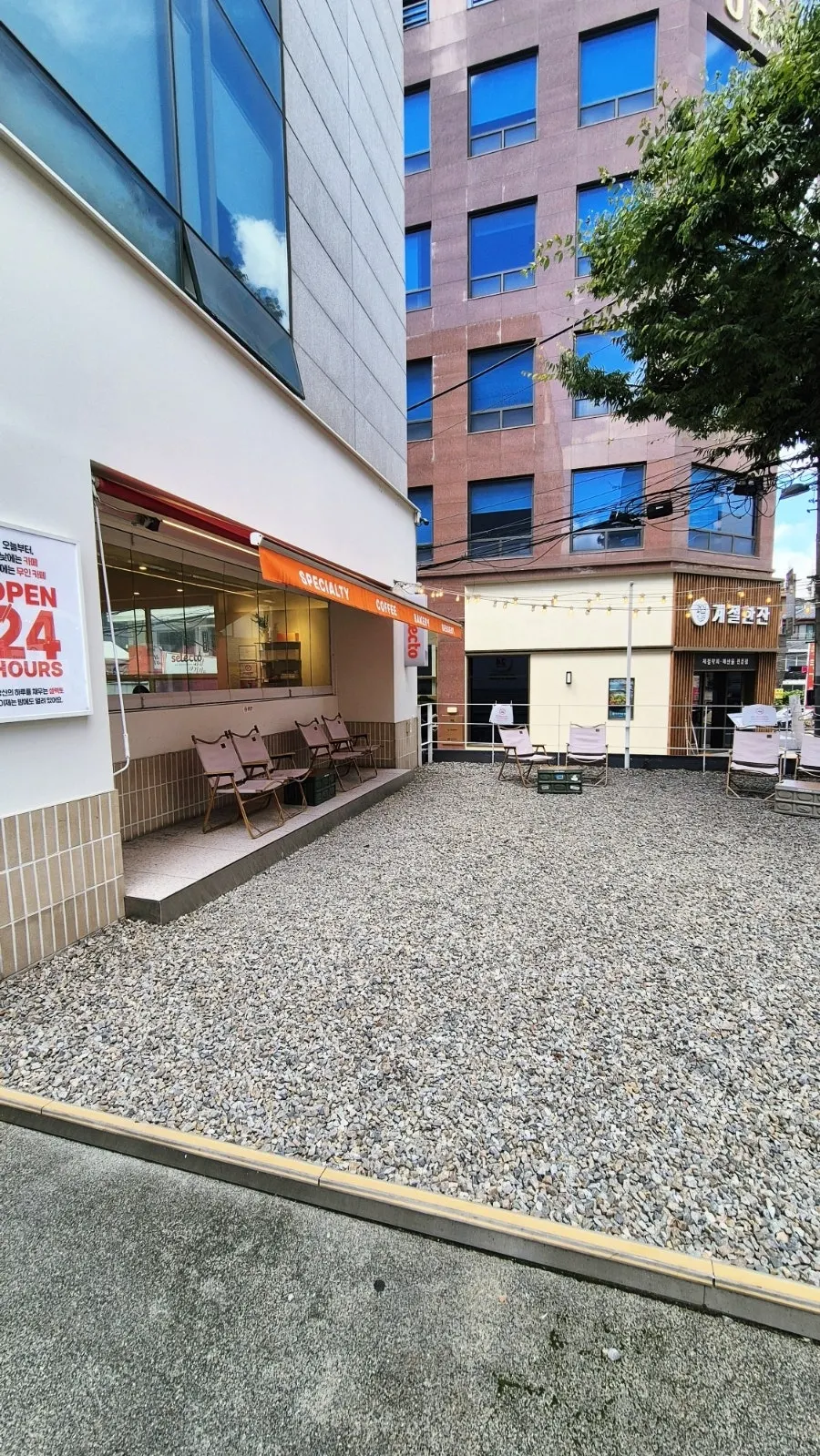 Outdoor seating at Selecto Coffee Sinnonhyeon Branch