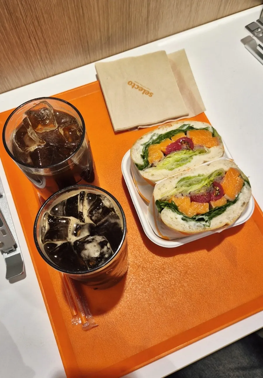 Smoked salmon sandwich from Selecto Coffee