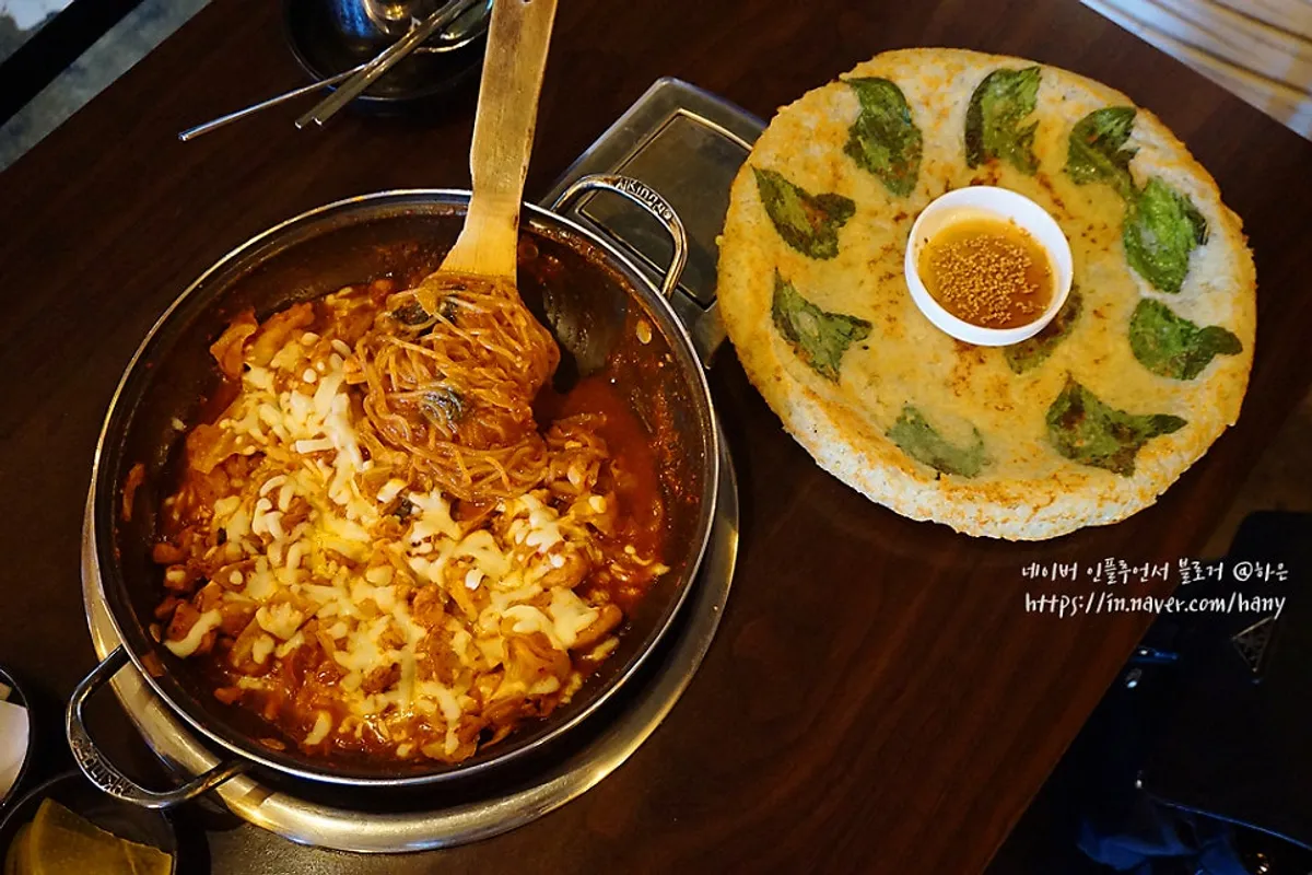 감싸치닭 2인과 쫄면사리 주문 구성