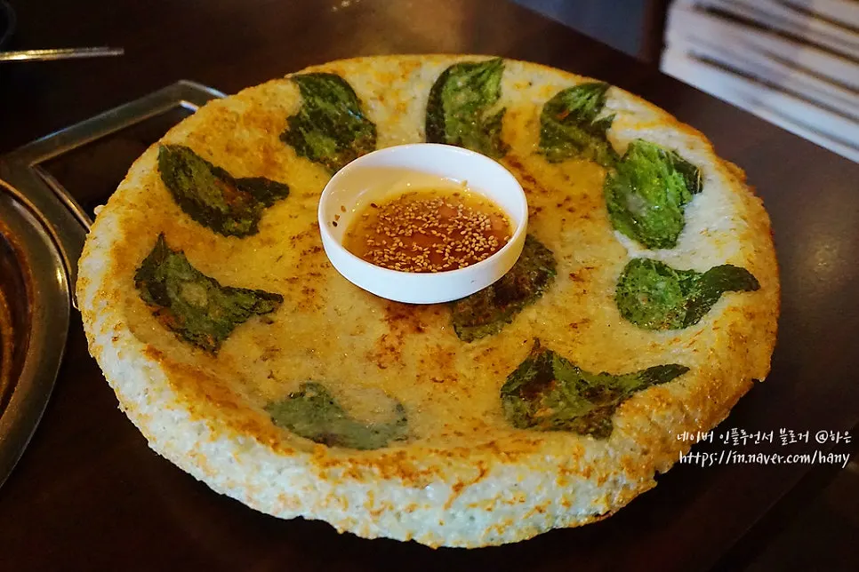 닭갈비와 큼직한 감자전이 함께 차려진 상