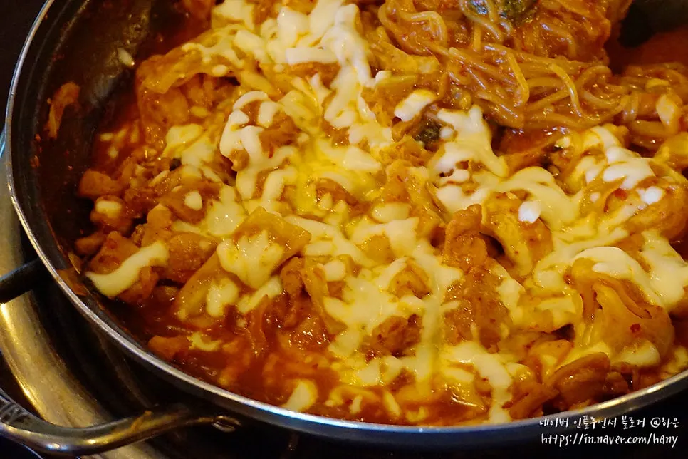 닭갈비를 감쌀 수 있을 만큼 큰 감자전
