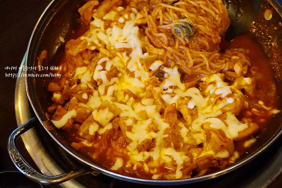 철판에서 익어가는 치즈닭갈비