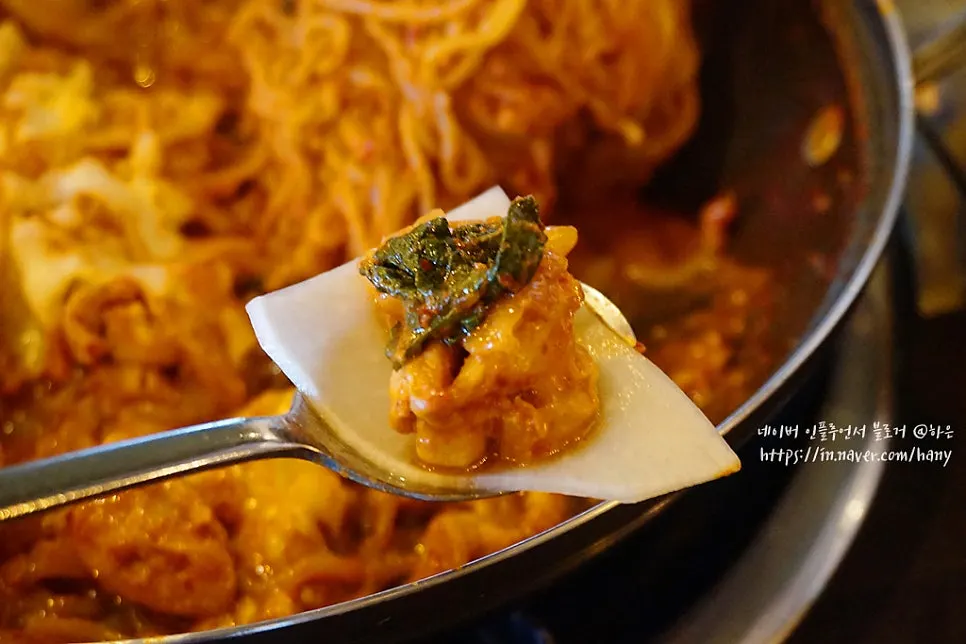 한 입 크기로 잘린 닭갈비 살