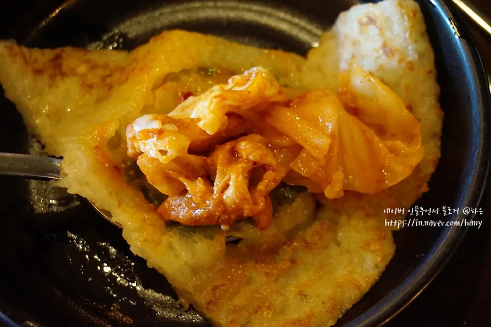 감자전에 싼 치즈닭갈비 한 입