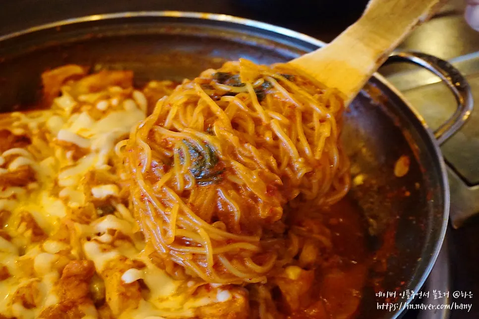 닭갈비 양념에 비벼진 쫄면사리