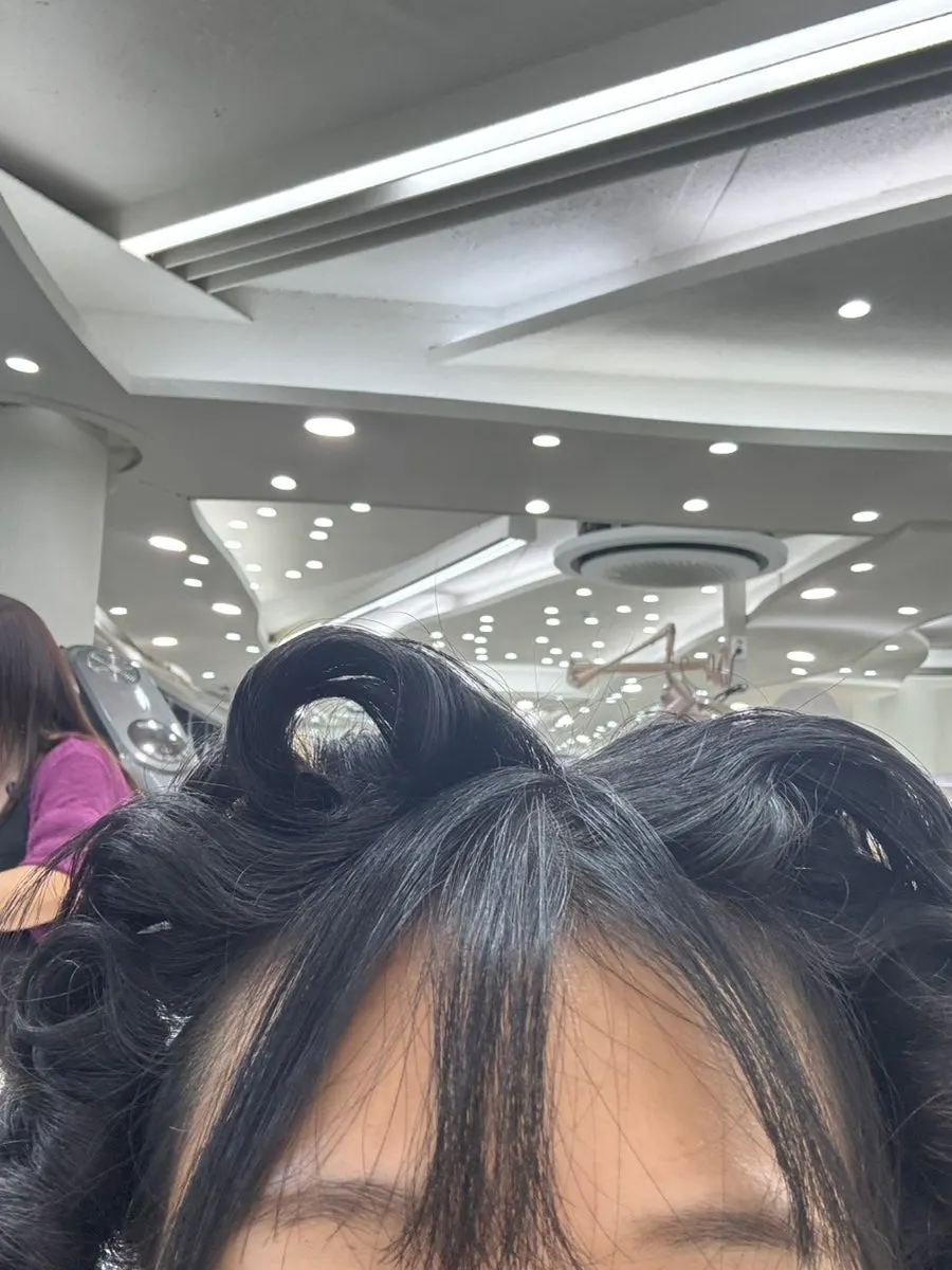 롯드에 잘 말린 히피펌 컬