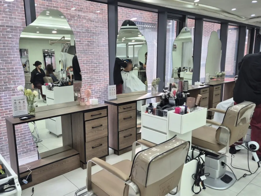 Salon interior full of customers for the first Saturday time slot