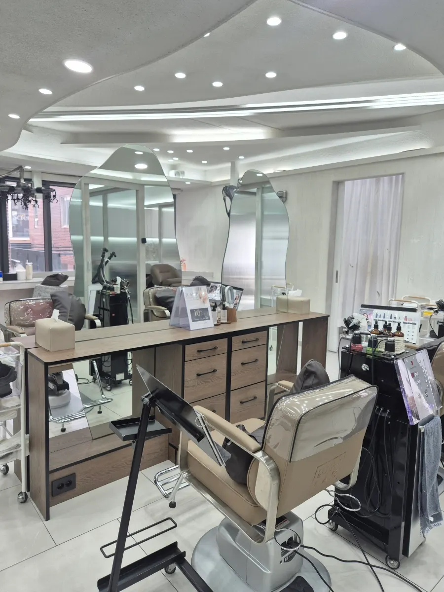 Second-floor salon space at Park Jun Beauty Lab Gangnam Branch