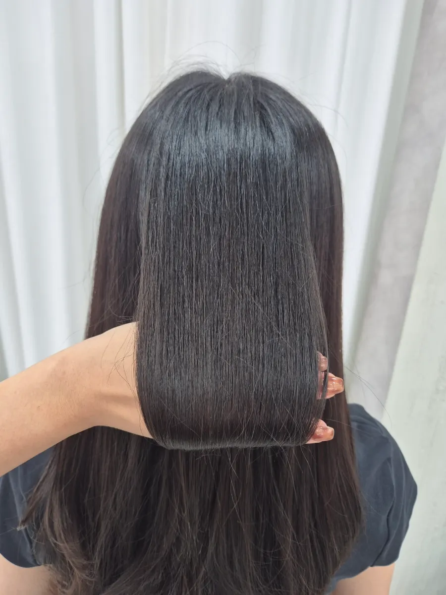 Glossy, shiny hair texture after the clinic