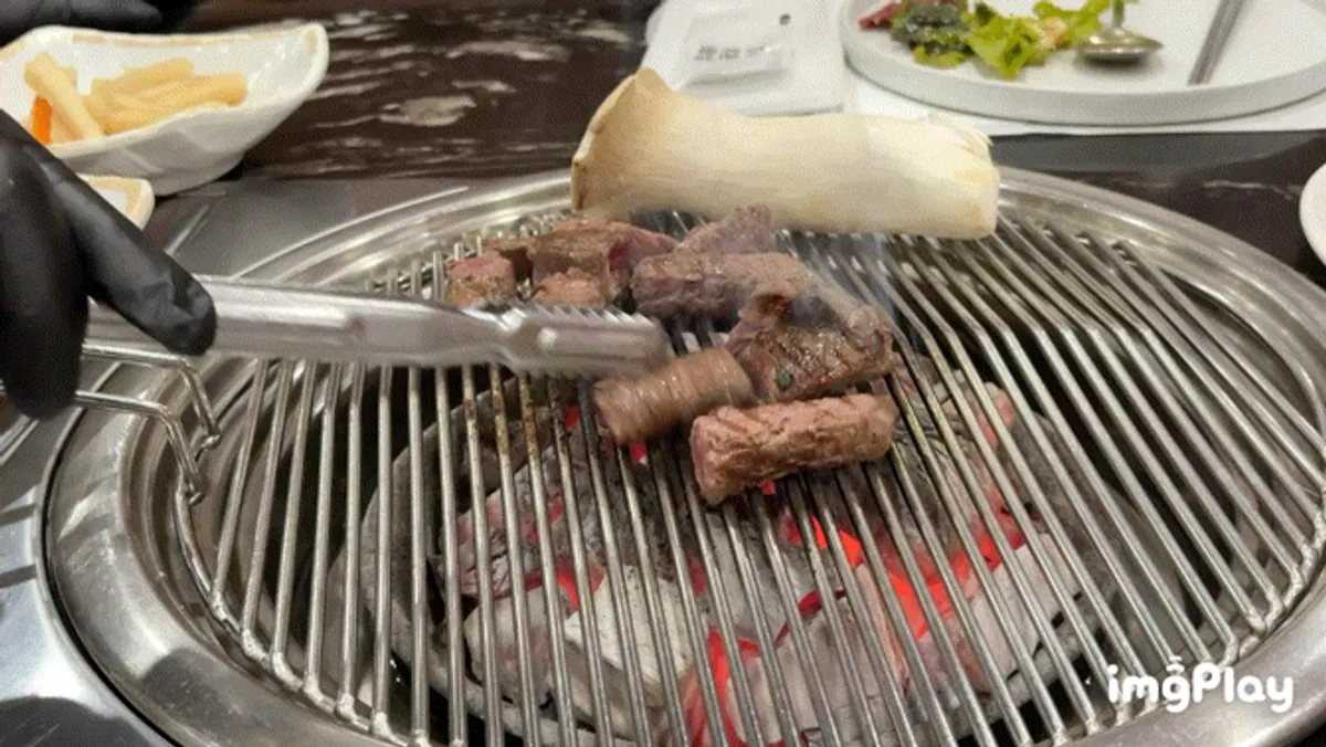 직원이 직접 구워주는 한우 등심