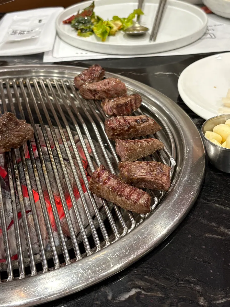 불판 위에서 익어가는 마블링 좋은 등심