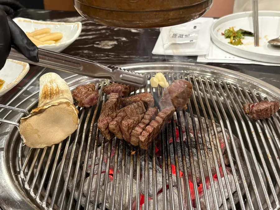 결이 가는 한우 채끝 구이