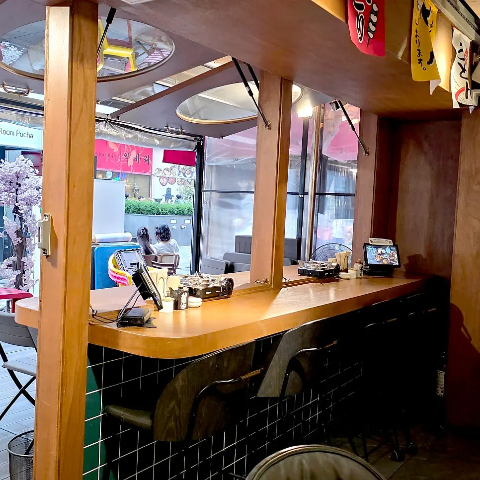 Counter (dachi) seats with an oden bar feel