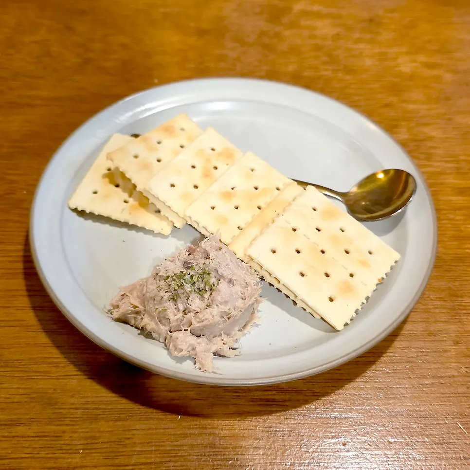 Tuna canapé on crackers, the basic side dish