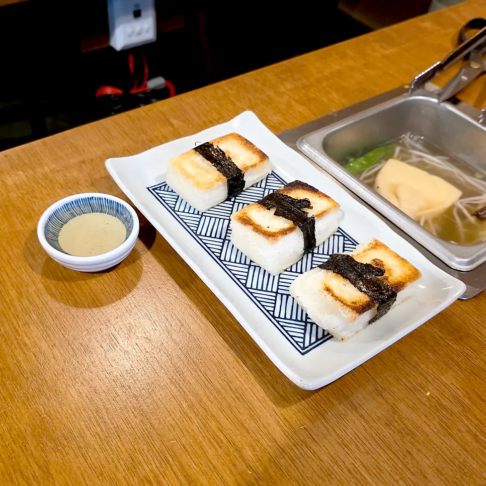 Grilled kirimochi dipped in honey