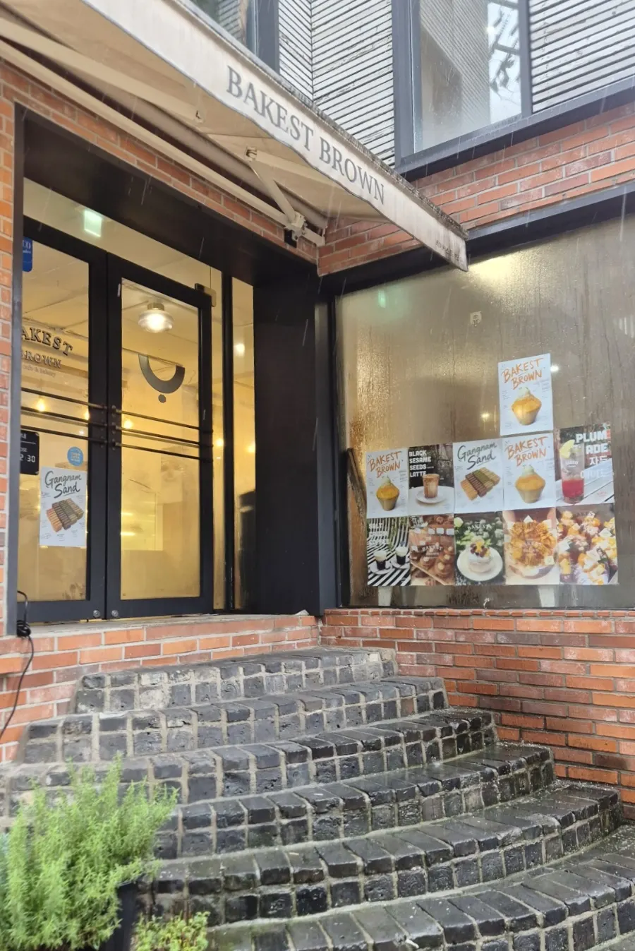 Exterior view of the café, 8 minutes' walk from Sinnonhyeon Station