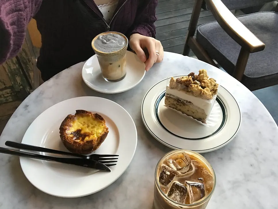 Interior atmosphere of the large bakery café near Sinnonhyeon Station